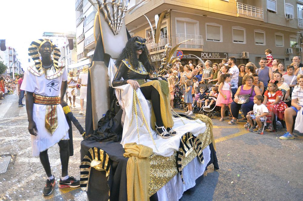 El popular desfile de la Gran Charanga en Elche reúne a más de 4.500 participantes