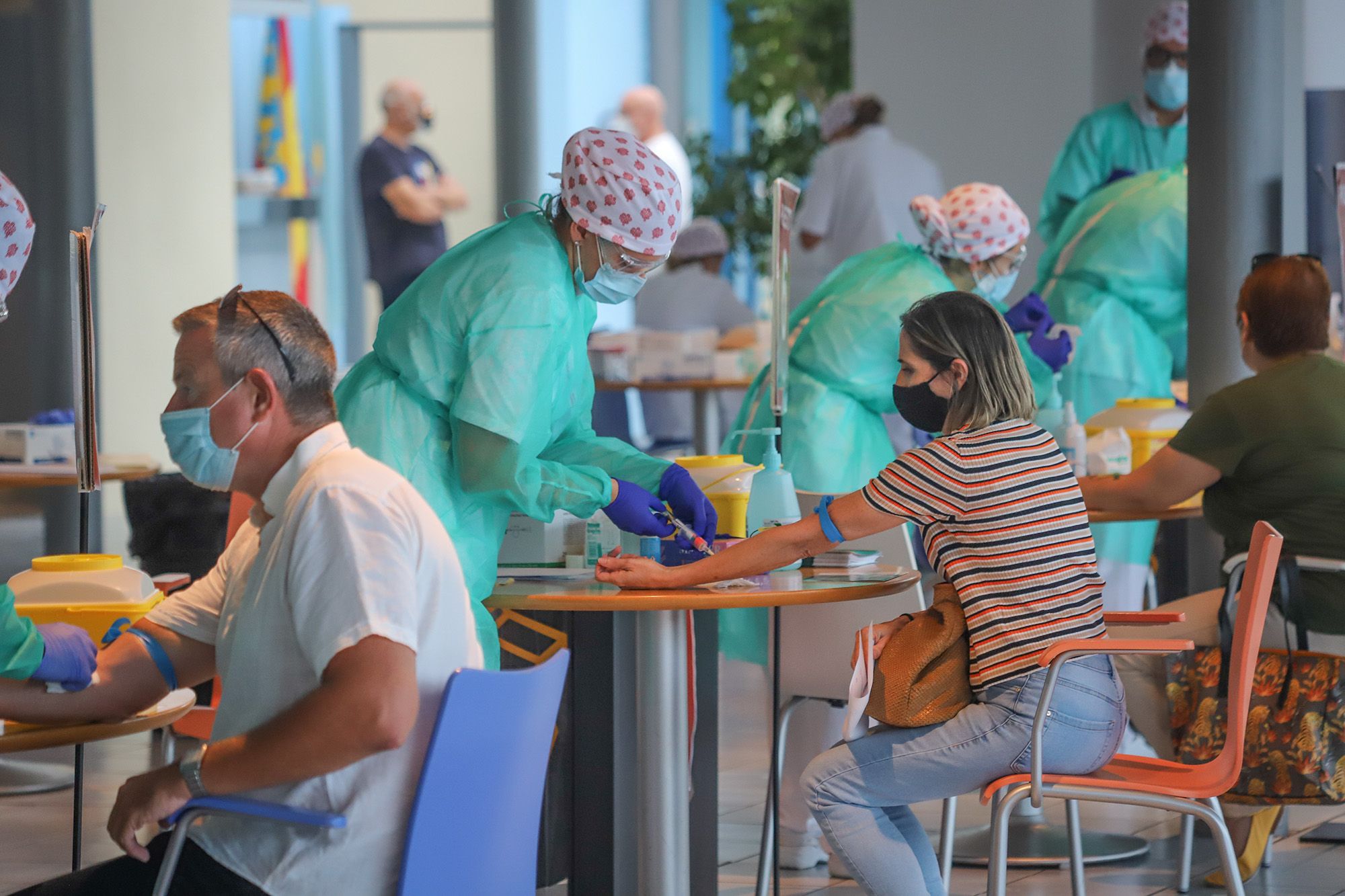 Torrevieja realiza test rápidos de covid a 1.500 profesores y personal no docente de todos sus centros educativos tras la polémica con la Generalitat