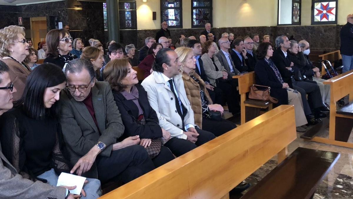 Asistentes a la capilla del tanatorio de Los Arenales, en  Oviedo, durante la ceremonia de despedida a Lola Lucio. | LNE
