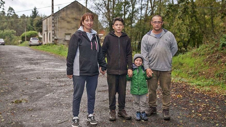 Rosa García y Alberto Gómez, con sus hijos, delante de su casa de A Ponte do Muíño.