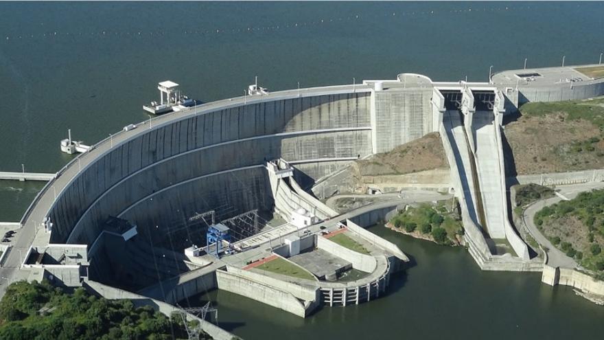 El embalse más grande: vista general de la presa del pantano portugués de Alqueva, en el Alentejo, el más grande de Europa Occidental.