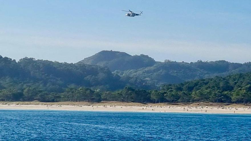 Buscan a un hombre de unos 70 años desaparecido en la playa de Barra, en Cangas
