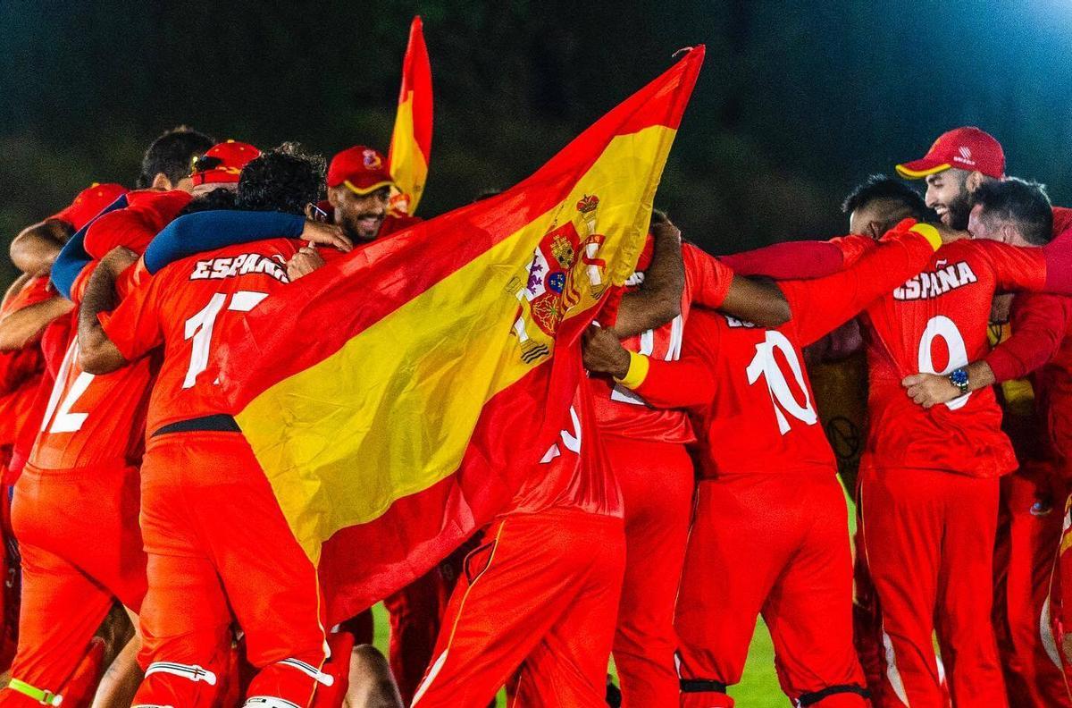 La selección española de cricket celebra su éxito en el pasado Europeo de Cártama (Málaga).