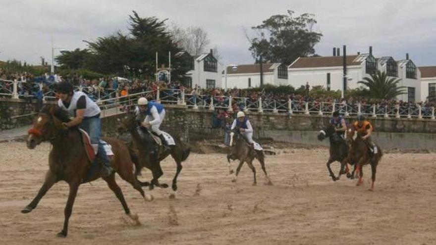 Una edición anterior de las carreras de caballos en la playa de Santa Marina, en Ribadesella.