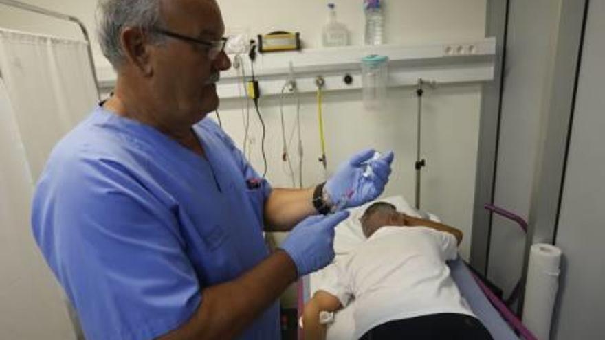 Tratamiento a un paciente en el Hospital General de Elche.