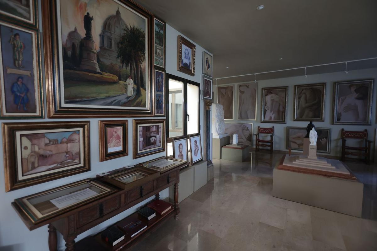 Una de las salas acoge parte de la grandiosa obra del vila-realense Vicente Llorens Poy.
