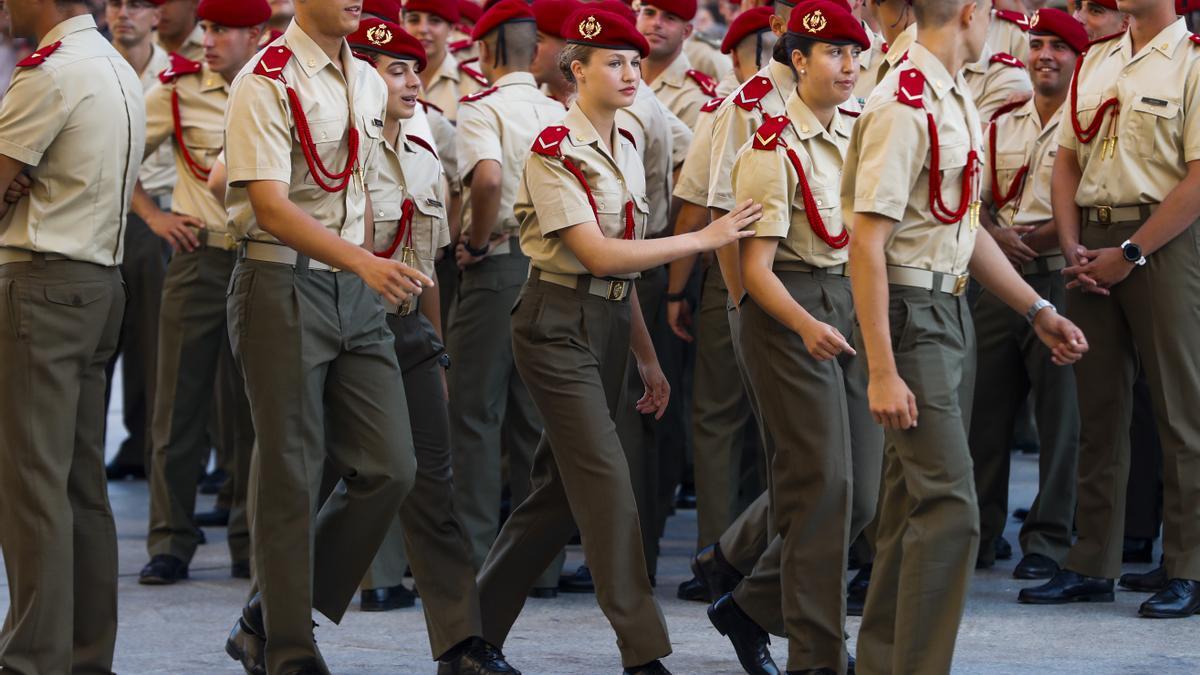 La princesa Leonor participa con los cadetes de la Academia General Militar de Zaragoza en la ofrenda a la Virgen del Pilar