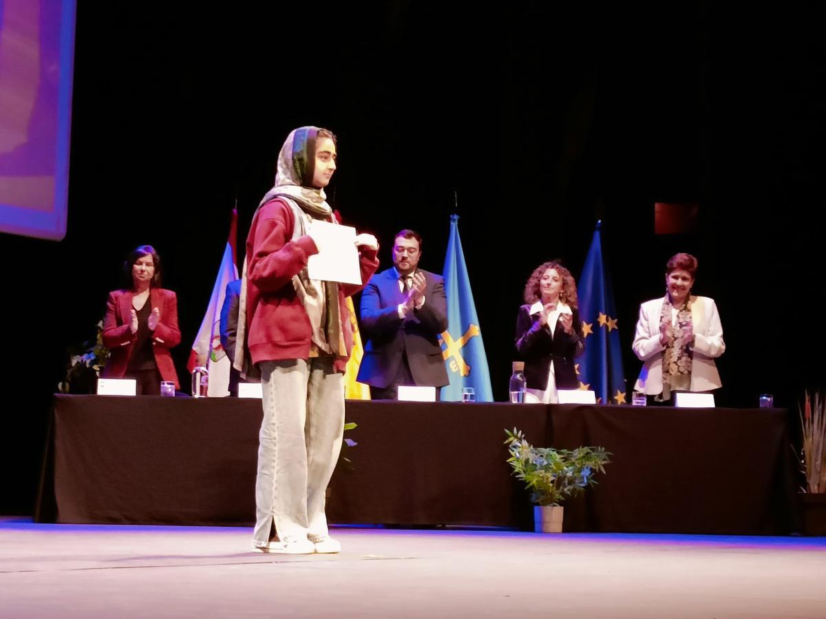 Entrega de los "Premios extraordinarios" de Educación en el teatro de la Laboral