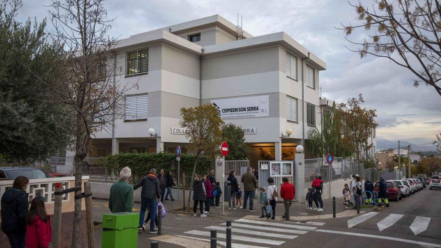 Padres y alumnos del colegio Son Serra a la hora de entrada.