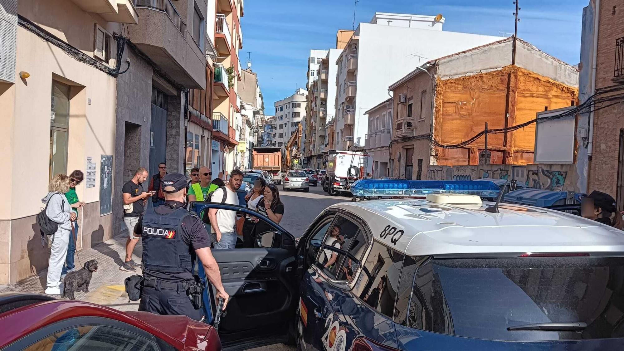 Llegada de la Policía Nacional a la concentración de los activistas.