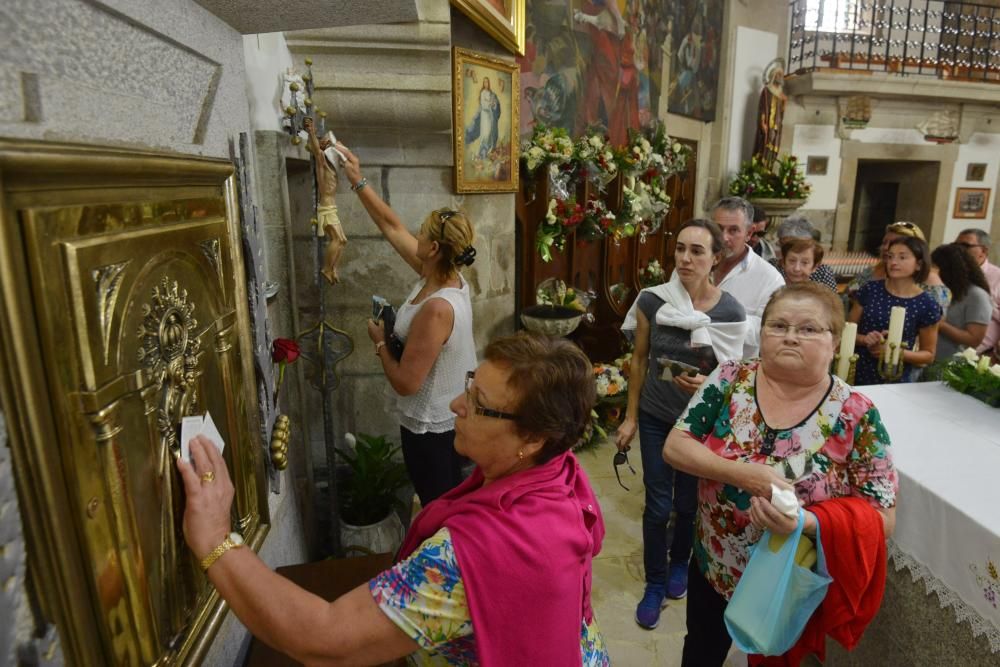 La tradicional romería celebra su día grande con la procesión de la Virgen