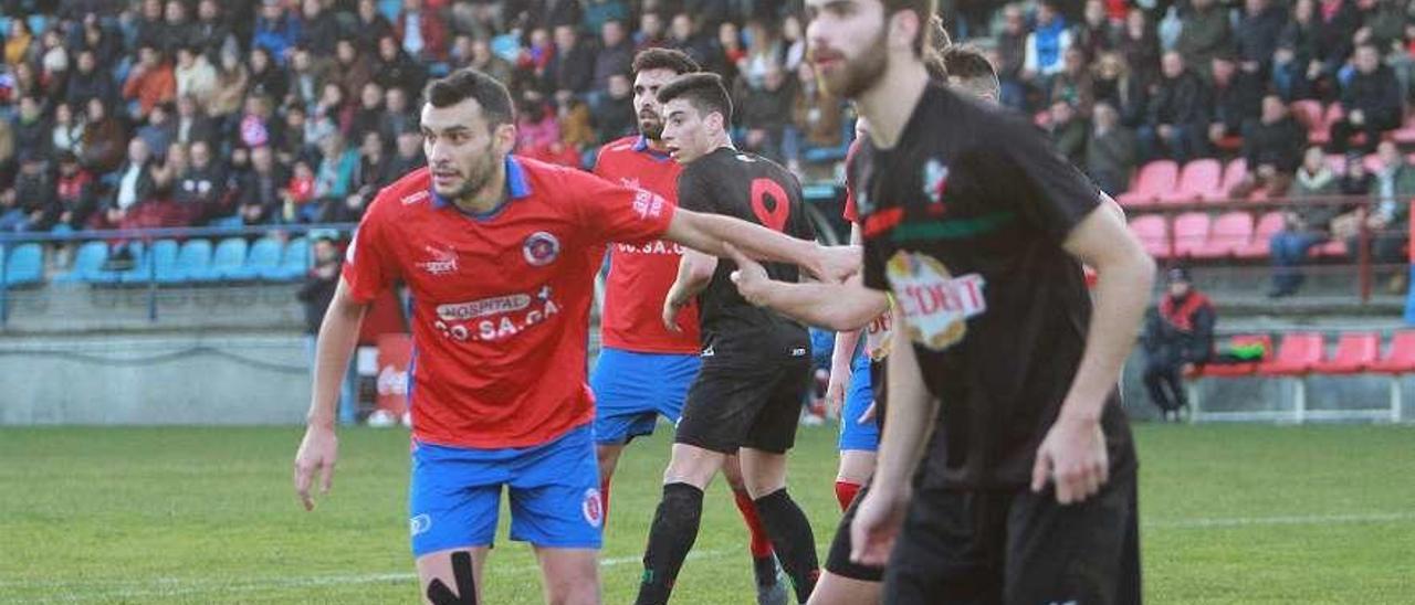 El defensa Josu espera el centro en una acción a balón parado contra el Villalbés. // Iñaki Osorio