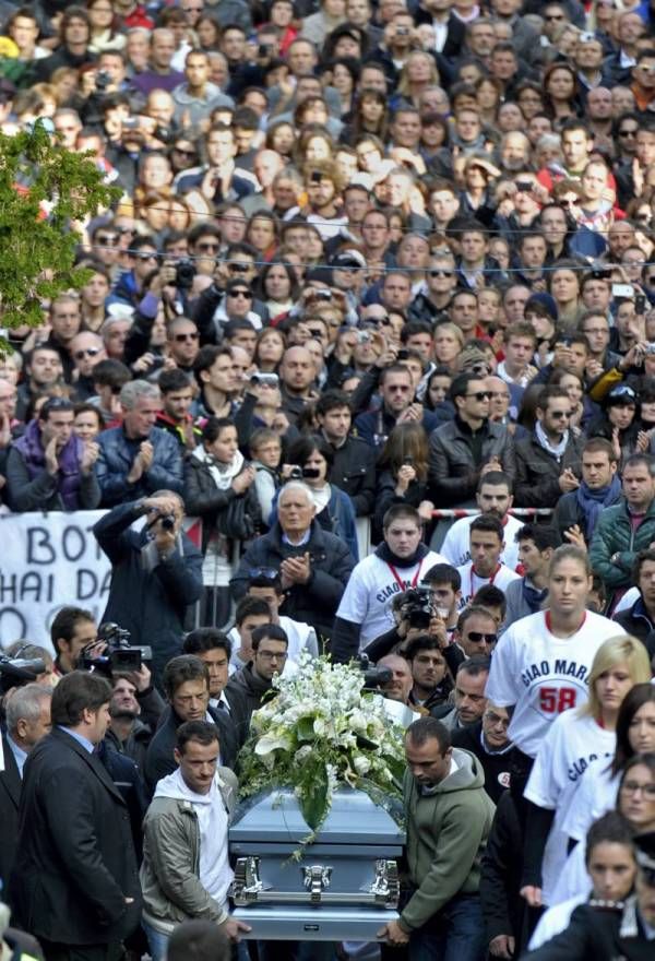 Miles de personas asisten al funeral de Marco Simoncelli