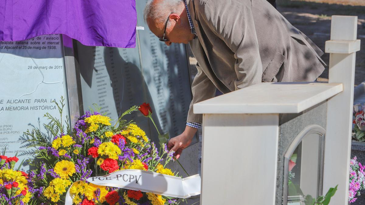 Concentración en el cementerio de Alicante por las personas que fueron fusiladas y enterradas por el régimen franquista en fosas comunes