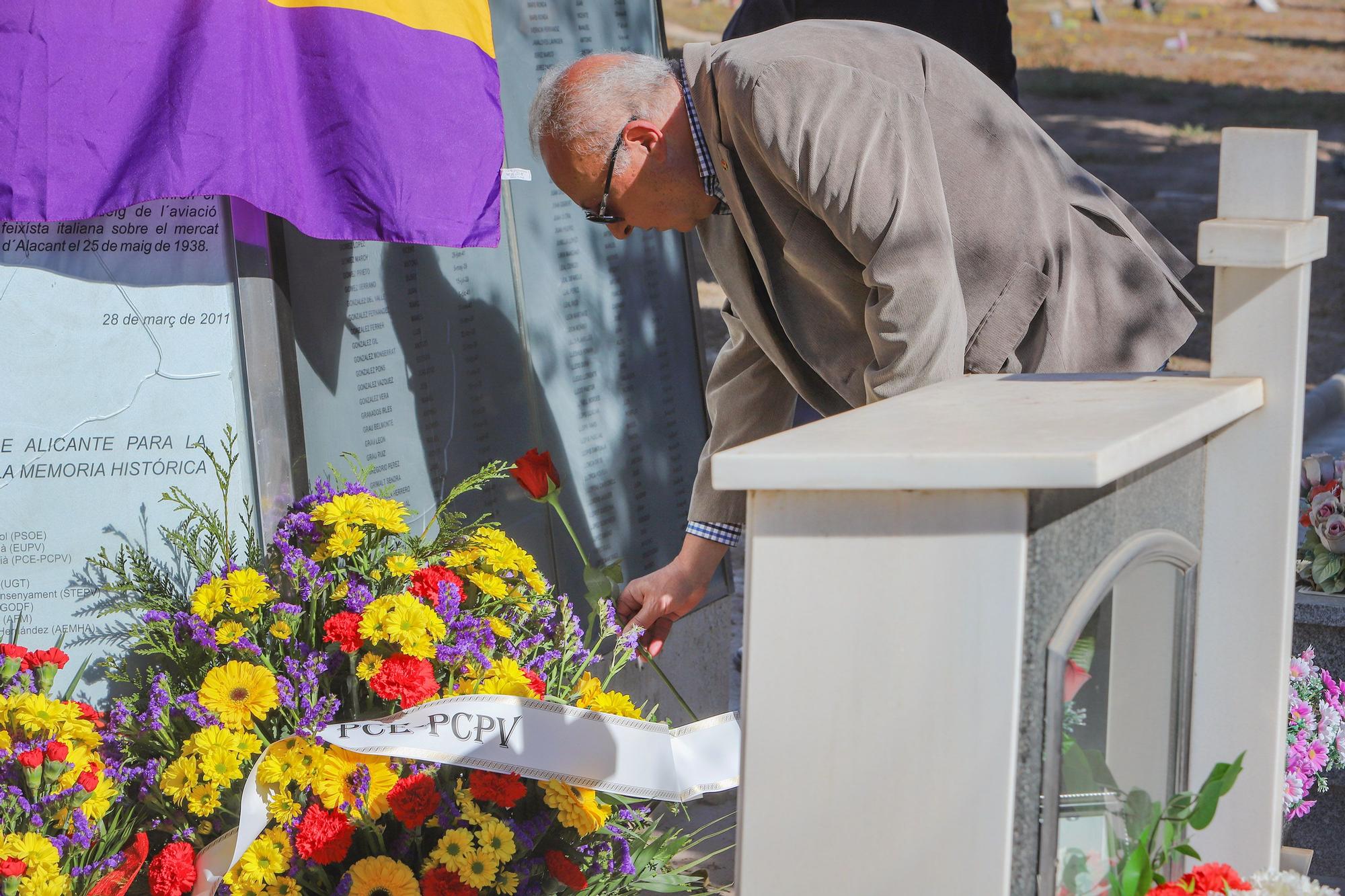 Concentración en el cementerio de Alicante por las personas fueron fusiladas y enterradas por el régimen franquista en fosas comunes