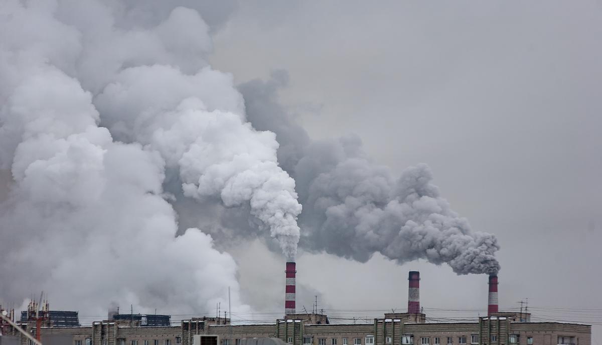 Chimeneas expulsando gases tóxicos a la atmósfera