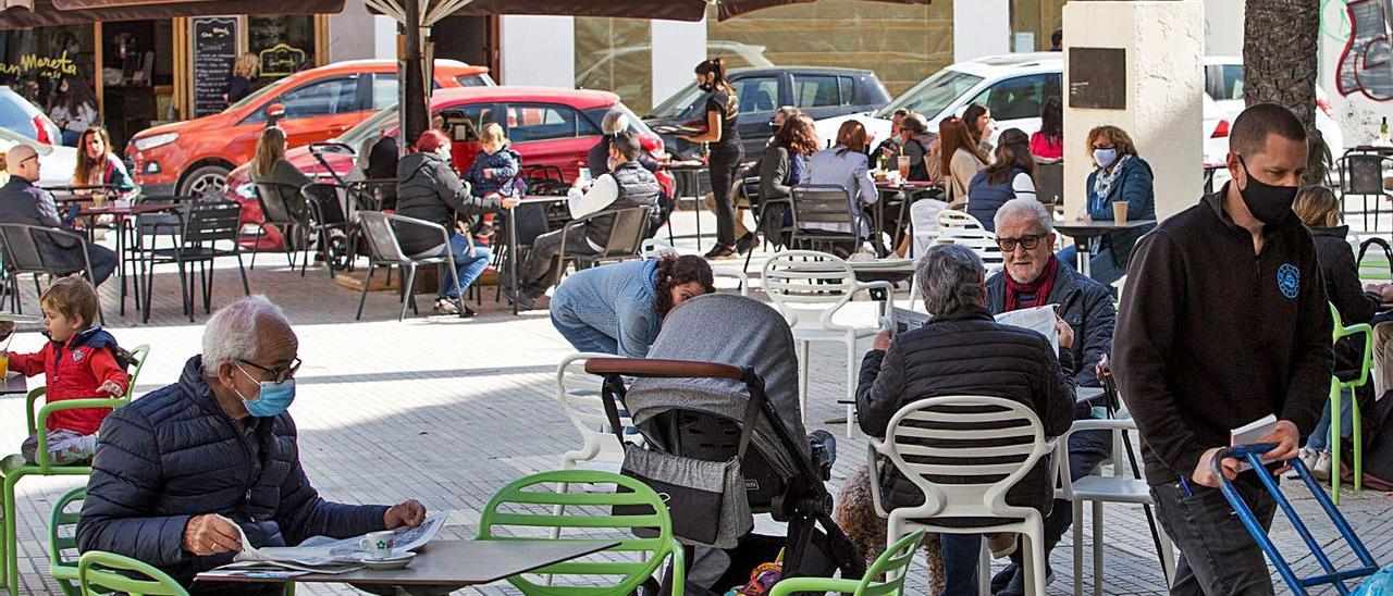 Varias terrazas de diversos locales en el centro de la ciudad de Ibiza. | VICENT MARÍ