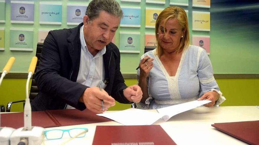 El alcalde, Miguel Lores, y la presidenta de la Diputación, Carmela Silva, firman los convenios. // R. Vázquez