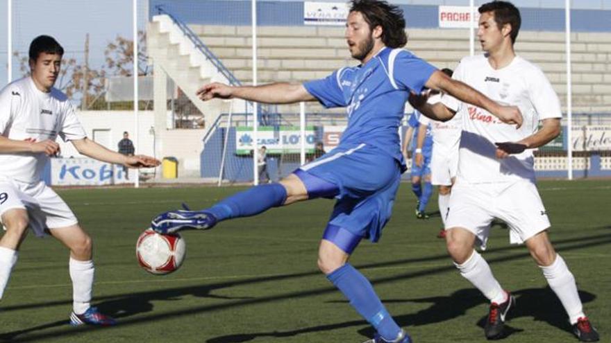 Suso (c), el mejor del Isleño en el día de ayer, controla el balón ante dos jugadores del Felanitx.