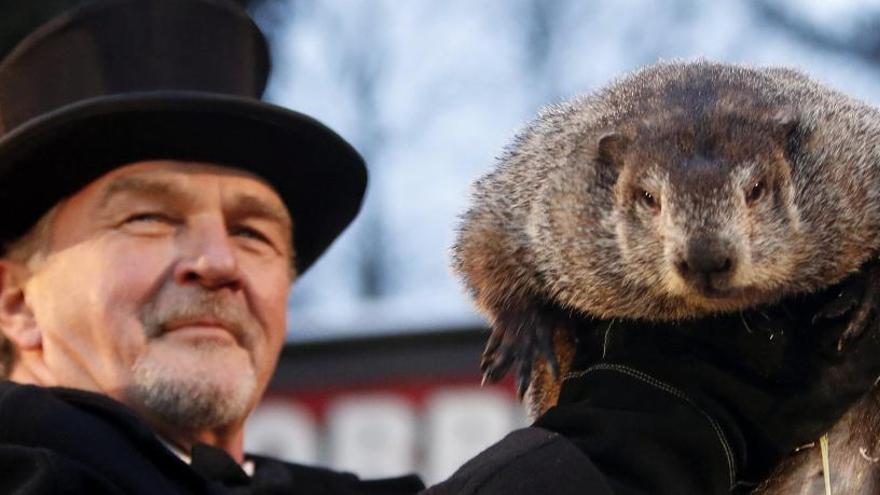 Phil, als braços d&#039;un dels membres del Club de la Marmota.