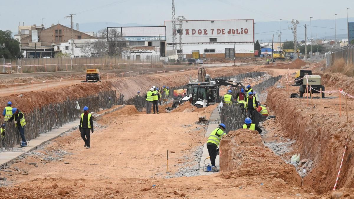 De calado. Las obras del acceso ferroviario sur avanzan a buen ritmo en la zona del Asador 7 de Julio.