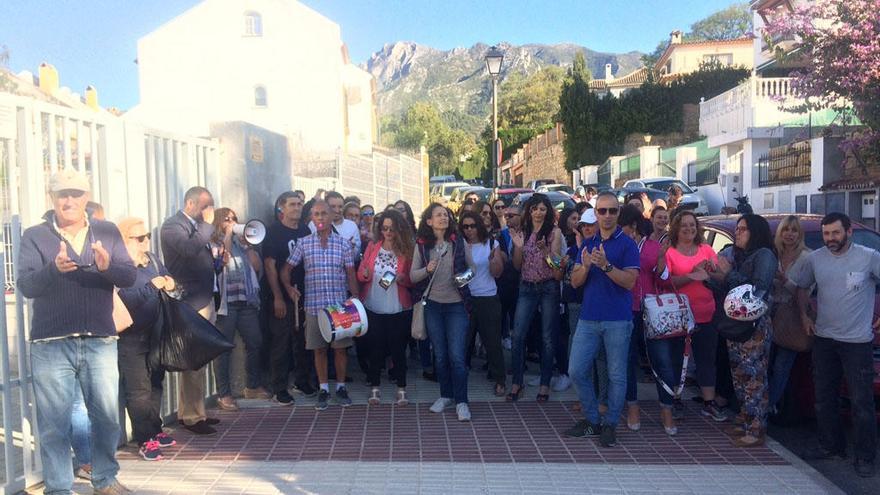 Padres de los alumnos de los colegios Xarblanca y Vargas Llosa, ayer, durante las protestas.