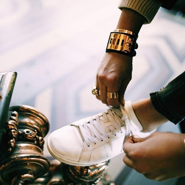 7 claves para llevar las deportivas con looks clásicos