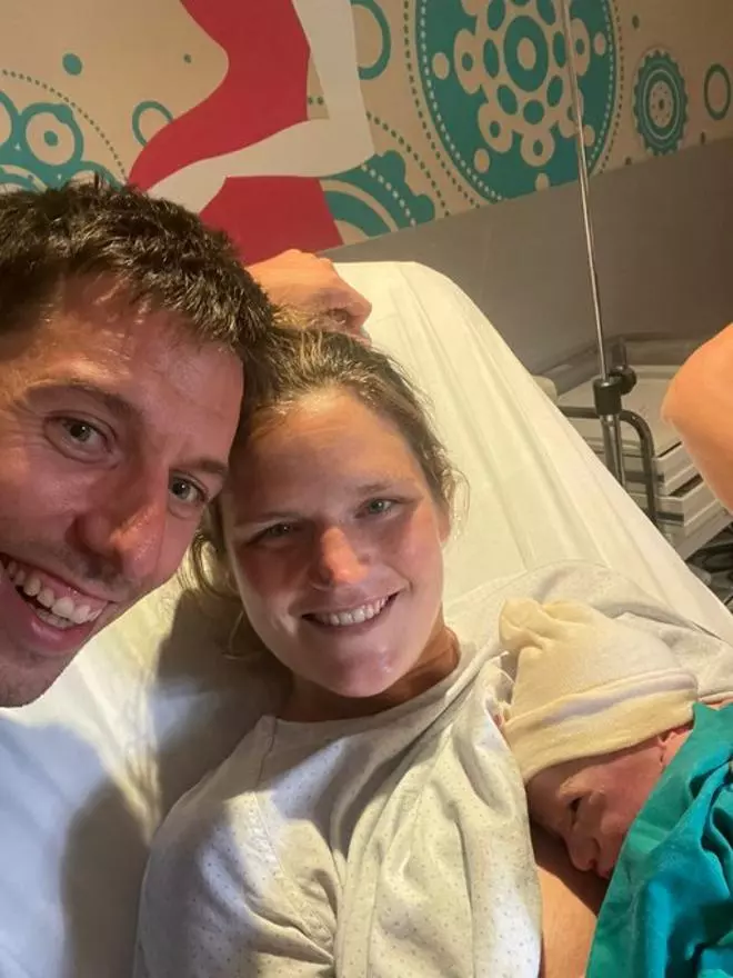 Sam Van Rossom y Jana Raman presentan a su hijo Matteo a la familia taronja