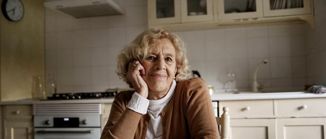 Manuela Carmena, en la cocina de su casa.