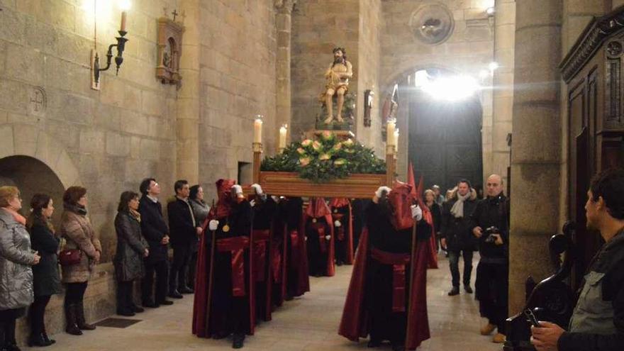 La lluvia frustra el Santo Entierro, que se celebró en la Catedral solo con dos pasos