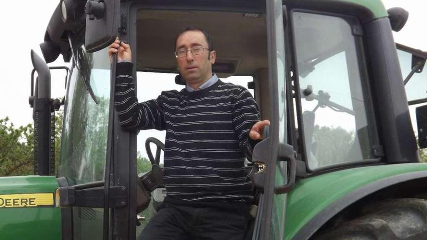 Marcos Alonso Alonso, cabeza de lista de Cives, posa en su tractor.