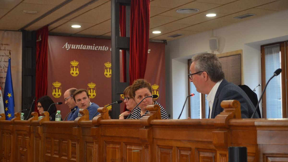 Concejales del PP y de Ciudadanos en un pleno municipal, anterior a la pandemia. / E. P.