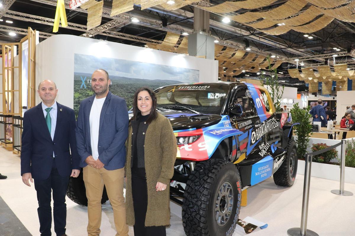 El alcalde de La Codosera, Juan Manuel Gómez; Juan Manuel Seco, concejal de Turismo, y Lucía Pérez, concejala de Deportes en Fitur.