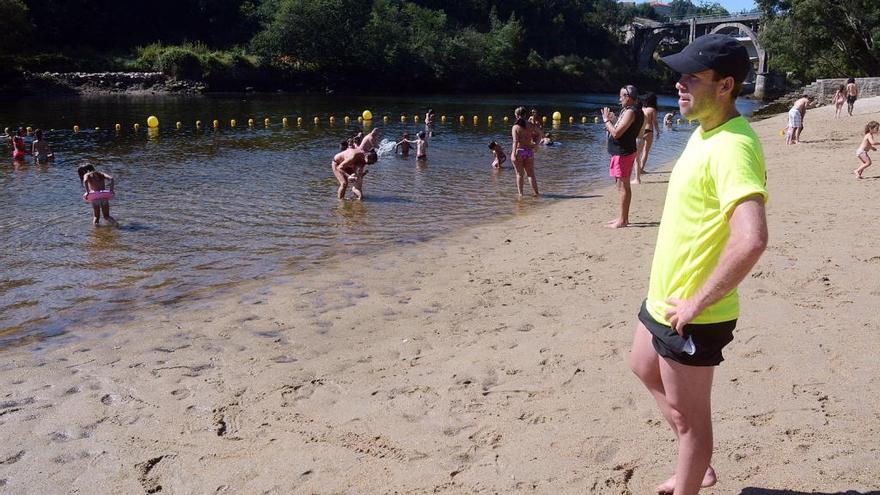 Un socorrista en la playa del Lérez