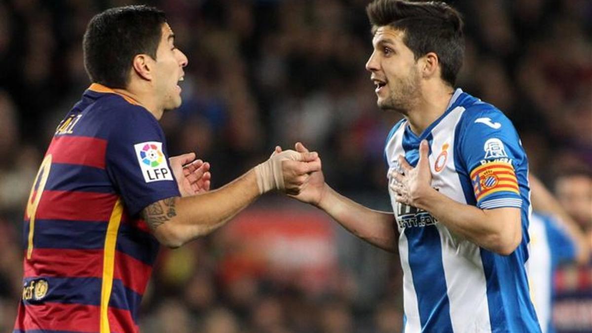Luis Suárez y Javi López discuten en el Camp Nou