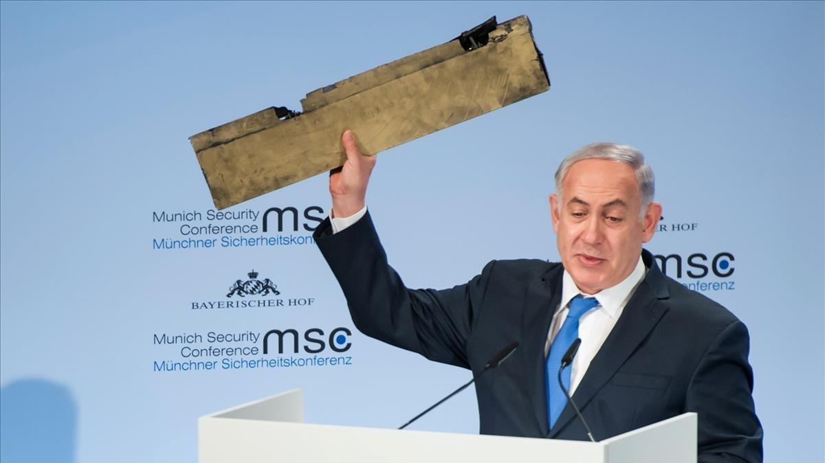 zentauroepp42183736 israeli prime minister benjamin netanyahu holds up an object180218191241