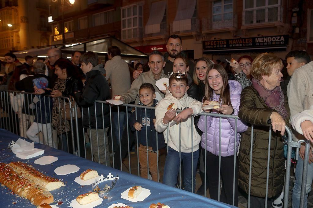 Todas las imágenes del roscón de Reyes gigante de Cartagena 2025