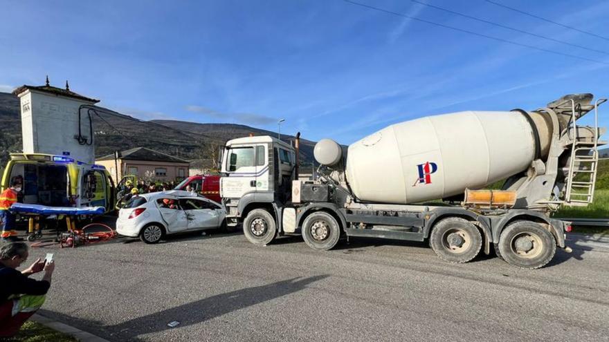 Herida tras ser embestida por un camión en una rotonda