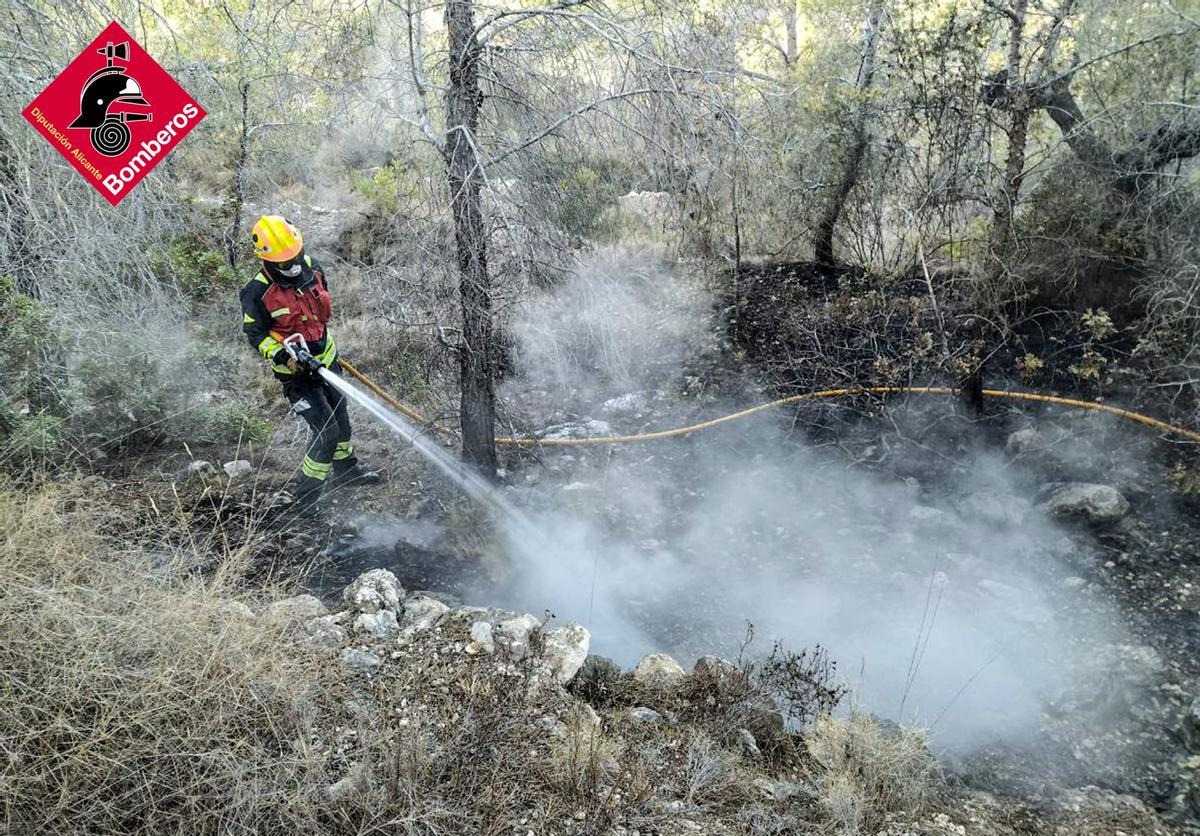 El incendio declarado en la Serra Gelada de Benidorm.