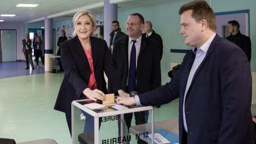 Le Pen vota en su feudo electoral en Henin-Beaumont