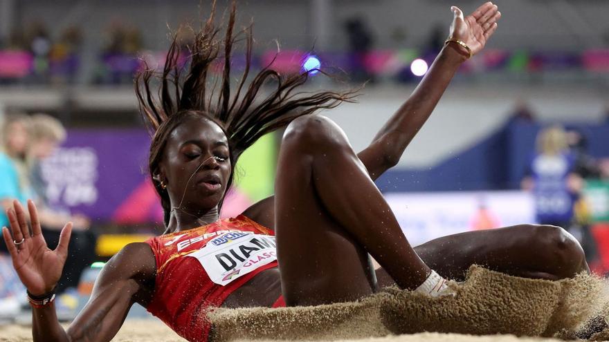 Fátima Diame, durante uno de sus saltos de ayer. |  // EFE