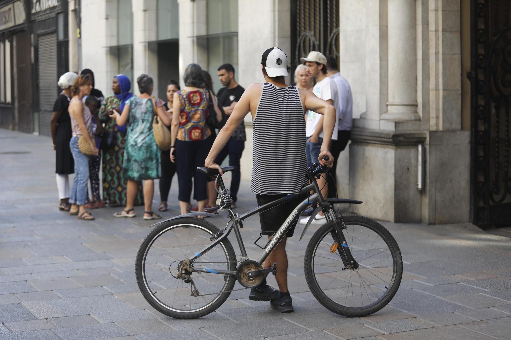 «Ens deixen quedar a l’hostal una setmana més; estava desesperat, no sabia a on anar amb els nens»