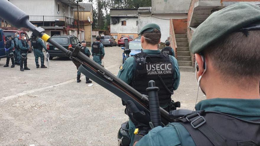 Despliegue de la Guardia Civil en el poblado de O Vao