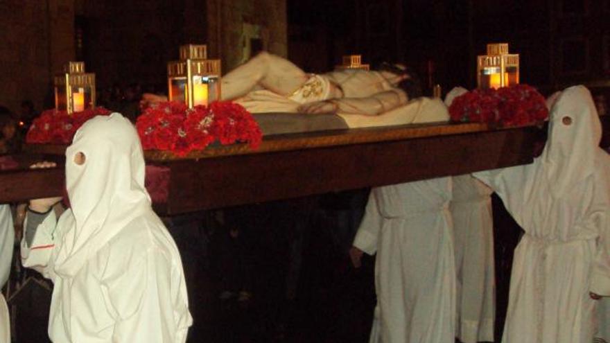 Los costaleros, con el «Cristo yacente», en Cangas de Onís.