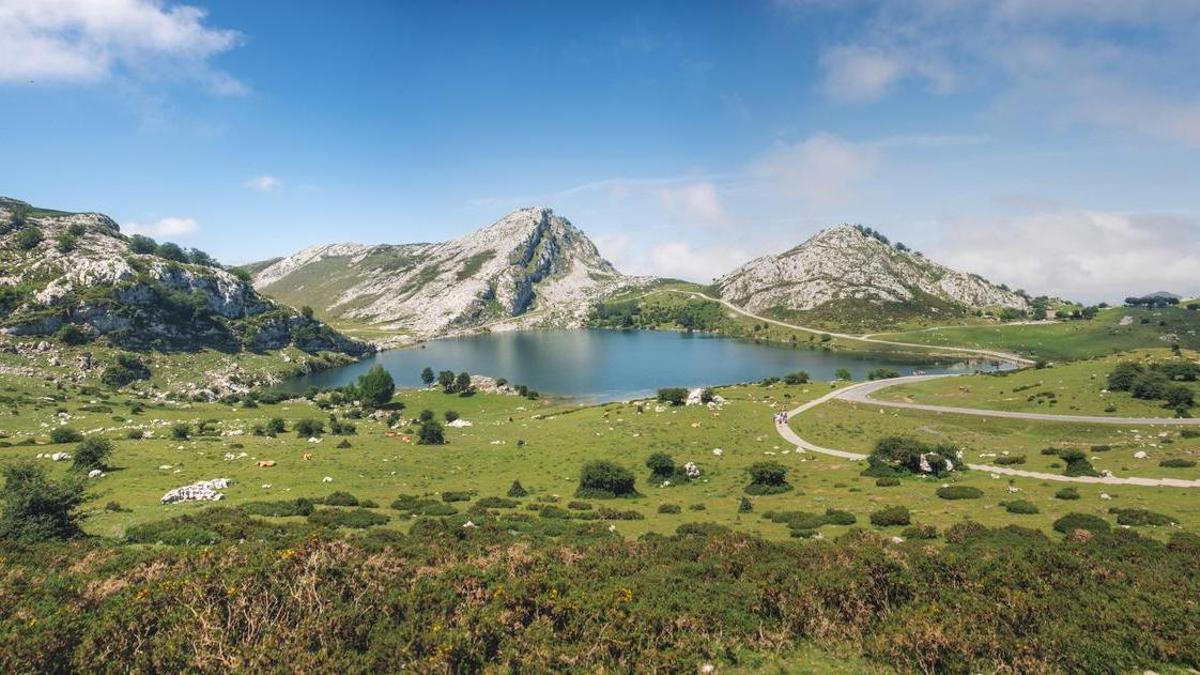 La subida a los Lagos de Covadonga lleva décadas considerada una de las rutas de montaña más espectaculares del norte de España