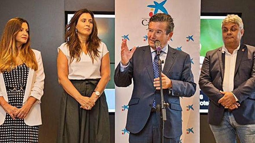 De izquierda a derecha, Maribel Perdomo, Pilar Ramos, Ramón Fuertes, director territorial de CaixaBank, y Juan Jiménez.