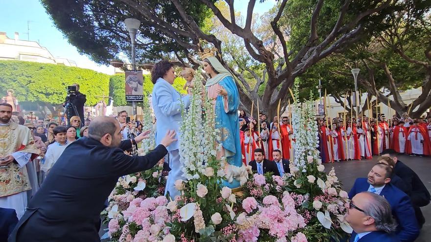 Almoradí celebra un emotivo &quot;Encuentro&quot; entre la Virgen del Rosario y su Hijo