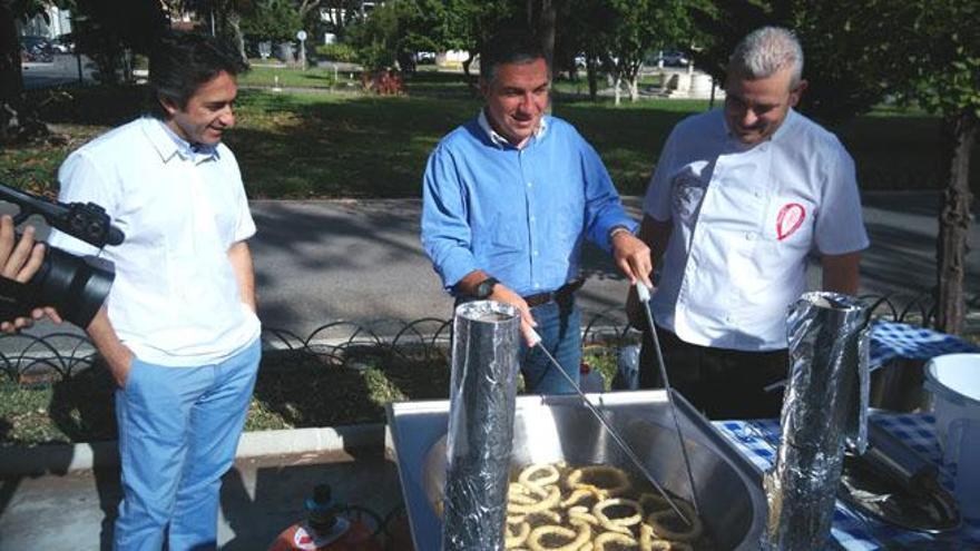 Bendodo, en plena faena con los tejeringos, en la presentación de la escuela de hostelería, este martes en La Térmica.