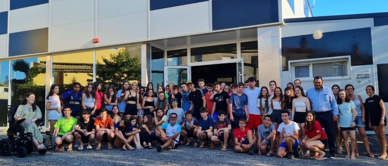 Un nutrido grupo de peregrinos formado por estudiantes de ESO en Rodeiro a principios de julio.