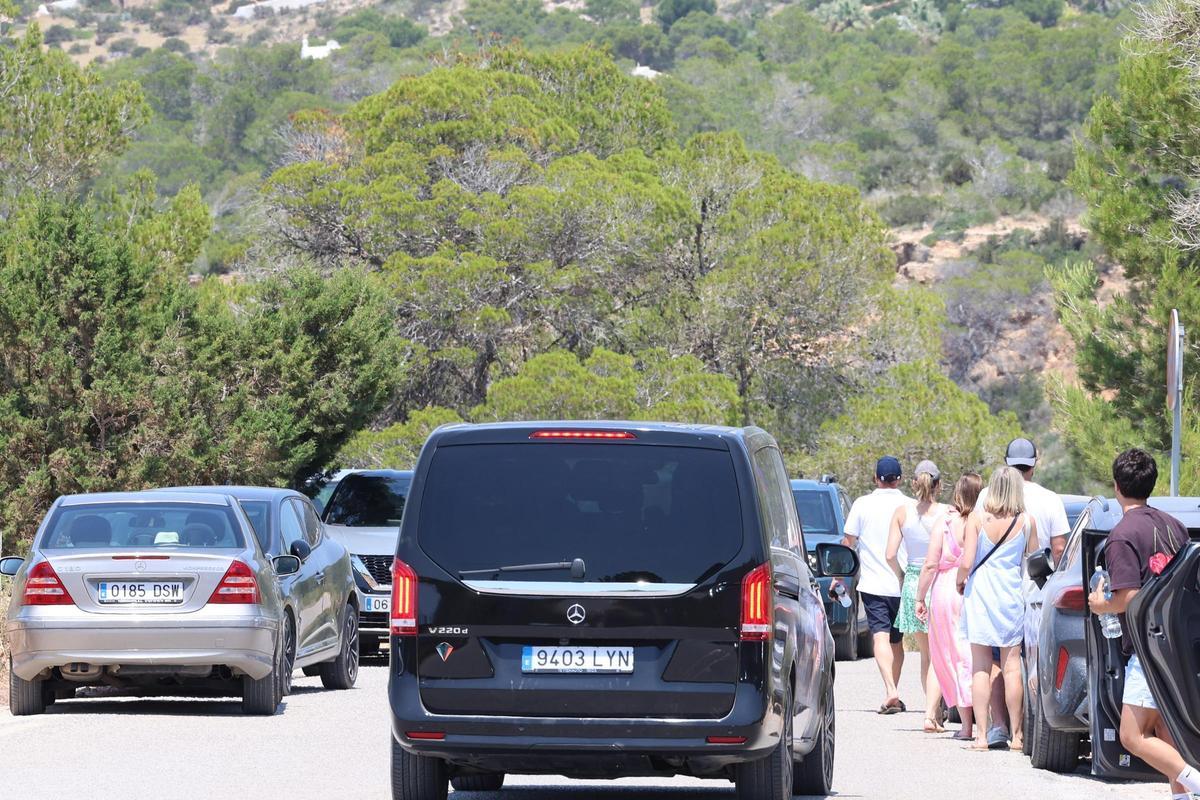 Crónica de un domingo en cala d'Hort con el aparcamiento cerrado.